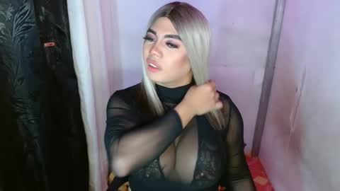 Snapshot of 11inchsinglecious chatting on February 22, 9:45 am HUGECOCK online show from February 22, 9:45 am