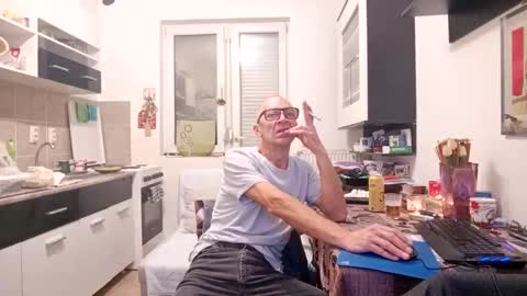 Snapshot of 1973man chatting on December 13, 7:53 pm 1973man online show from December 13, 7:53 pm