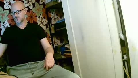 Snapshot of 1hotbaldguy chatting on February 17, 6:54 am 1hotbaldguy online show from February 17, 6:54 am