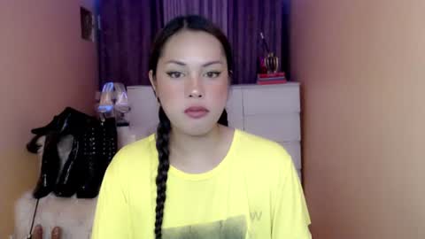Snapshot of 1miracle_tranny chatting on June 17, 7:00 am 1miracle_tranny online show from June 17, 7:00 am