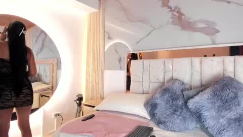 Snapshot of 1naughty_milf chatting on June 6, 11:09 pm Luisa online show from June 6, 11:09 pm