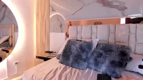 Snapshot of 1naughty_milf chatting on June 13, 6:17 pm Luisa online show from June 13, 6:17 pm