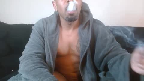 420flyguy online show from December 12, 7:48 pm