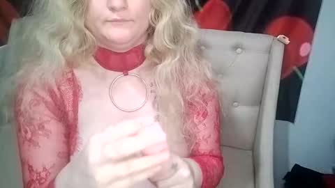 Snapshot of 6redhotbunnie9 chatting on November 9, 6:12 am 6redhotbunnie9 online show from November 9, 6:12 am