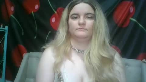 Snapshot of 6redhotbunnie9 chatting on November 18, 12:38 am 6redhotbunnie9 online show from November 18, 12:38 am