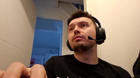 Snapshot of 8inchdude93 chatting on October 15, 9:09 am 8inchdude93 online show from October 15, 9:09 am