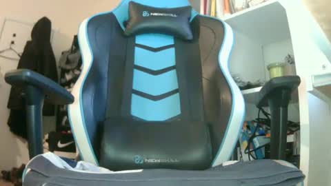 Snapshot of 90zero chatting on December 17, 8:32 pm Arturo online show from December 17, 8:32 pm