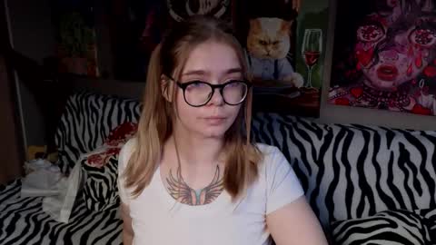 Snapshot of _adrenalinee_ chatting on November 26, 8:48 am KENDALL NATHANRYAN LUCY online show from November 26, 8:48 am