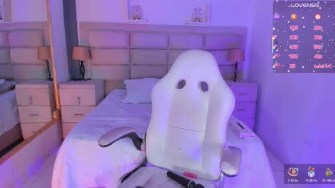 Snapshot of _agathaargent chatting on December 13, 8:58 pm Agatha online show from December 13, 8:58 pm