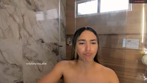 Snapshot of _alliex_ chatting on February 6, 10:02 pm you can call me pretty online show from February 6, 10:02 pm