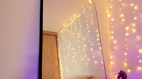 _allisongomez online show from December 17, 12:05 am