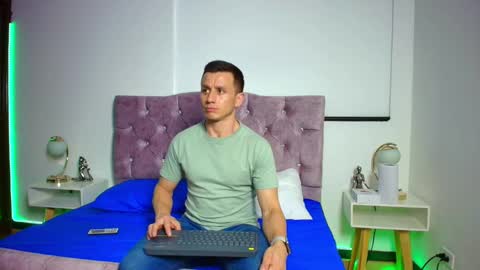 _andrewfalcon2 online show from January 24, 12:31 pm