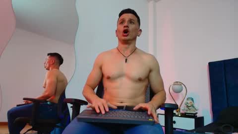 _andrewfalcon2 online show from October 6, 7:44 pm