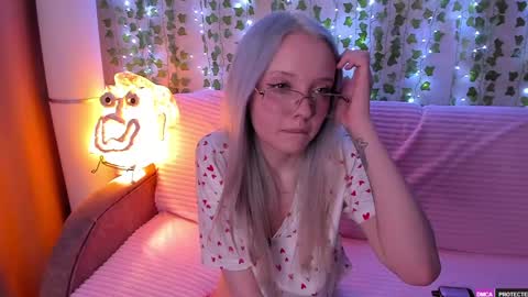 Snapshot of _angeldust_1 chatting on April 22, 12:35 am Emily online show from April 22, 12:35 am