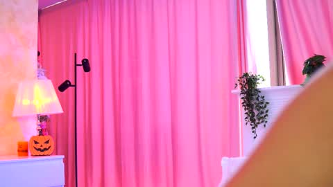 Arielle online show from November 6, 9:21 am