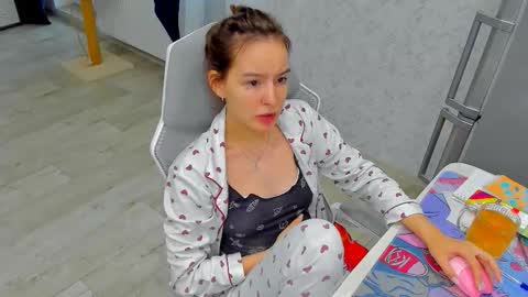 Snapshot of _arina_cox__ chatting on November 11, 11:43 am Arina online show from November 11, 11:43 am