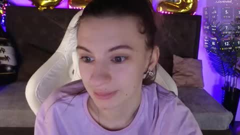 _ash_leyy_ online show from December 19, 1:34 am