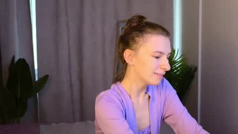 Snapshot of _ash_leyy_ chatting on July 24, 1:25 am _ash_leyy_ online show from July 24, 1:25 am