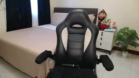 Snapshot of _ashley27 chatting on November 5, 1:05 am Angie online show from November 5, 1:05 am