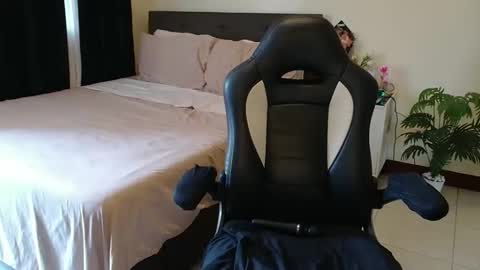 Snapshot of _ashley27 chatting on November 22, 3:05 am Angie online show from November 22, 3:05 am