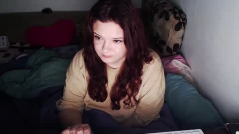 Snapshot of _bella_28 chatting on December 4, 6:11 am em online show from December 4, 6:11 am