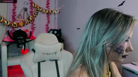 Snapshot of _bellaclark chatting on October 31, 8:43 pm Bella online show from October 31, 8:43 pm