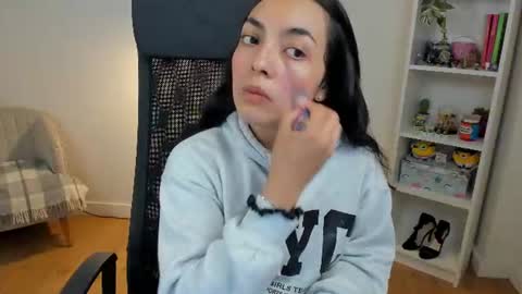 Snapshot of _bellaevans_ chatting on June 12, 4:44 am Bella Evans online show from June 12, 4:44 am