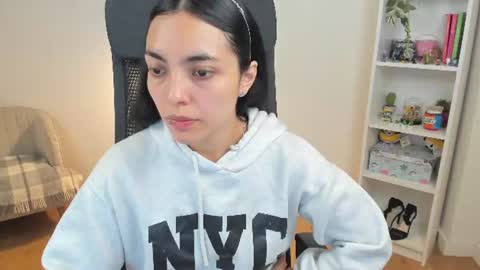 Snapshot of _bellaevans_ chatting on June 13, 4:21 am Bella Evans online show from June 13, 4:21 am