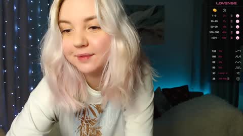 Snapshot of _blonde_barbie_ chatting on December 3, 8:17 pm Elizabeth online show from December 3, 8:17 pm