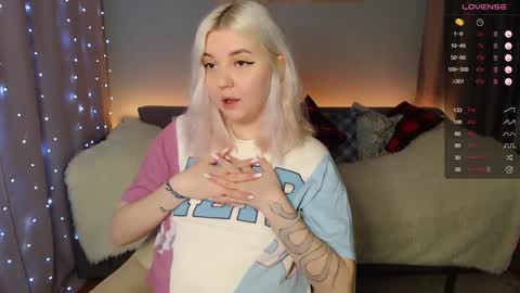 Snapshot of _blonde_barbie_ chatting on December 7, 8:49 pm Elizabeth online show from December 7, 8:49 pm