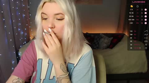 Snapshot of _blonde_barbie_ chatting on December 8, 9:08 pm Elizabeth online show from December 8, 9:08 pm