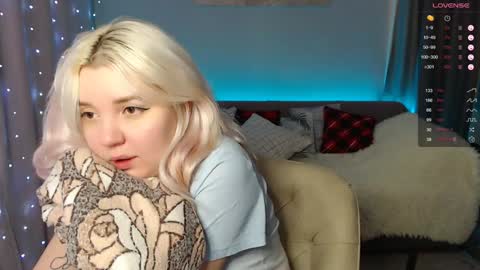 Snapshot of _blonde_barbie_ chatting on December 15, 7:35 am Elizabeth online show from December 15, 7:35 am