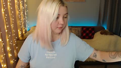 Snapshot of _blonde_barbie_ chatting on December 18, 3:47 am Elizabeth online show from December 18, 3:47 am