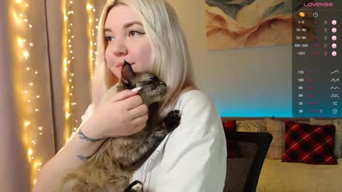 Snapshot of _blonde_barbie_ chatting on December 24, 9:44 pm Elizabeth online show from December 24, 9:44 pm