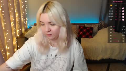 Snapshot of _blonde_barbie_ chatting on December 26, 3:27 am Elizabeth online show from December 26, 3:27 am