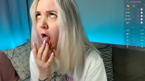 Snapshot of _blonde_barbie_ chatting on January 29, 8:35 pm Elizabeth online show from January 29, 8:35 pm