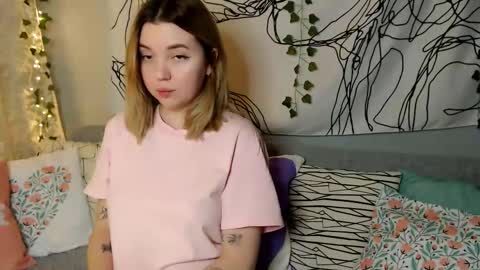 Snapshot of _blonde_barbie_ chatting on October 16, 1:23 pm Elizabeth online show from October 16, 1:23 pm