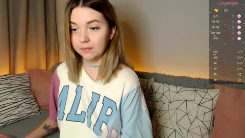 Snapshot of _blonde_barbie_ chatting on November 24, 10:53 pm Elizabeth online show from November 24, 10:53 pm