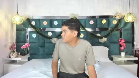 Snapshot of _bonnyandclyde chatting on December 16, 11:37 am _bonnyandclyde online show from December 16, 11:37 am