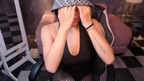 Snapshot of _charlottee_b chatting on April 8, 8:09 pm _charlottee_b online show from April 8, 8:09 pm