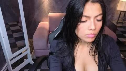 Snapshot of _charlottee_b chatting on May 29, 1:47 am _charlottee_b online show from May 29, 1:47 am