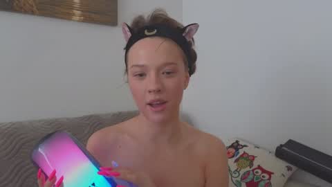 DemiDee online show from March 14, 8:20 am