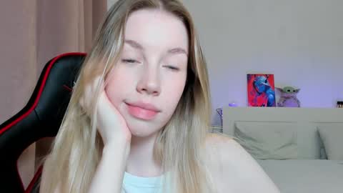 Snapshot of _emiliaaa chatting on October 29, 4:09 pm Emi online show from October 29, 4:09 pm