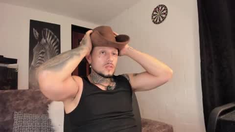 Snapshot of _emilio_escobar chatting on June 4, 9:59 am Emilio online show from June 4, 9:59 am