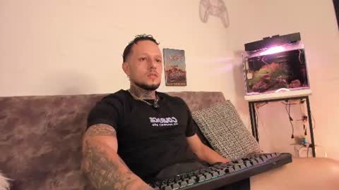 Snapshot of _emilio_escobar chatting on July 14, 10:43 am Emilio online show from July 14, 10:43 am
