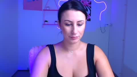 Snapshot of _emma_lay chatting on November 12, 1:11 pm Emma online show from November 12, 1:11 pm