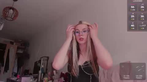 Snapshot of _eva_pleasure_ chatting on April 30, 8:31 am Eva online show from April 30, 8:31 am
