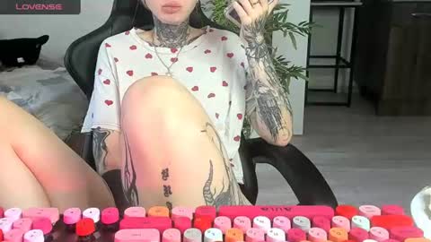 Snapshot of _feralberry__ chatting on June 12, 6:45 am Alis online show from June 12, 6:45 am