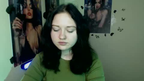 Snapshot of _foxy_lady chatting on November 24, 6:57 am Alice online show from November 24, 6:57 am