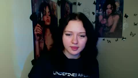 Snapshot of _foxy_lady chatting on December 1, 6:51 am Alice online show from December 1, 6:51 am